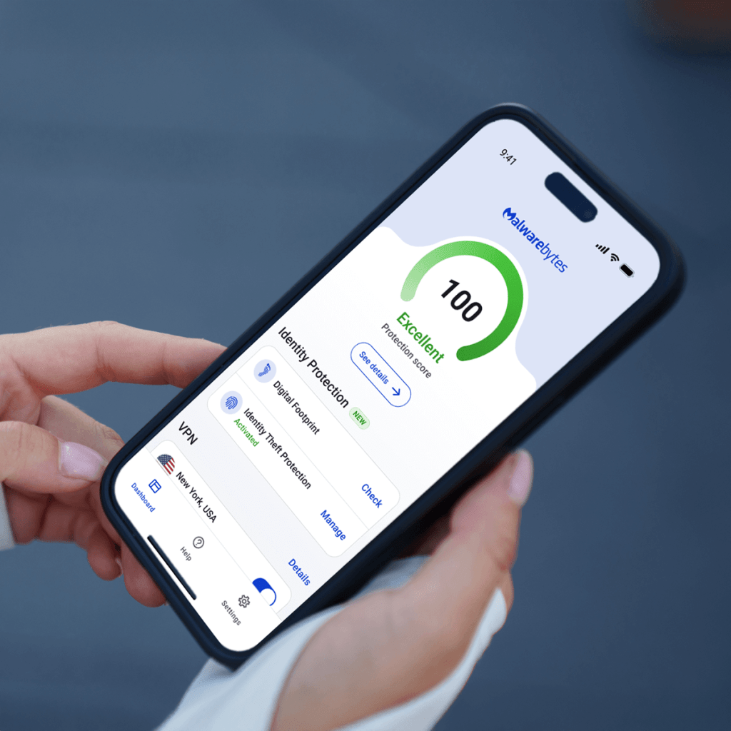 Foto von Händen, die ein Mobiltelefon mit dem Malwarebytes for iPhone Dashboard auf dem Bildschirm halten